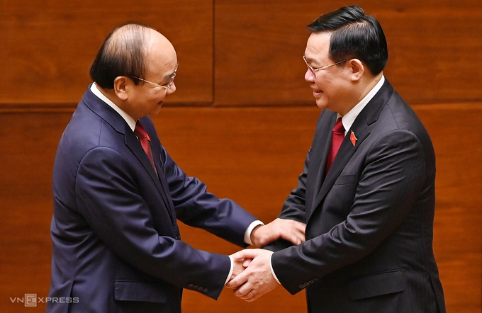 Chủ tịch Quốc hội Vương Đình Huệ bắt tay chúc mừng tân Chủ tịch nước Nguyễn Xuân Phúc. Ảnh: Giang Huy